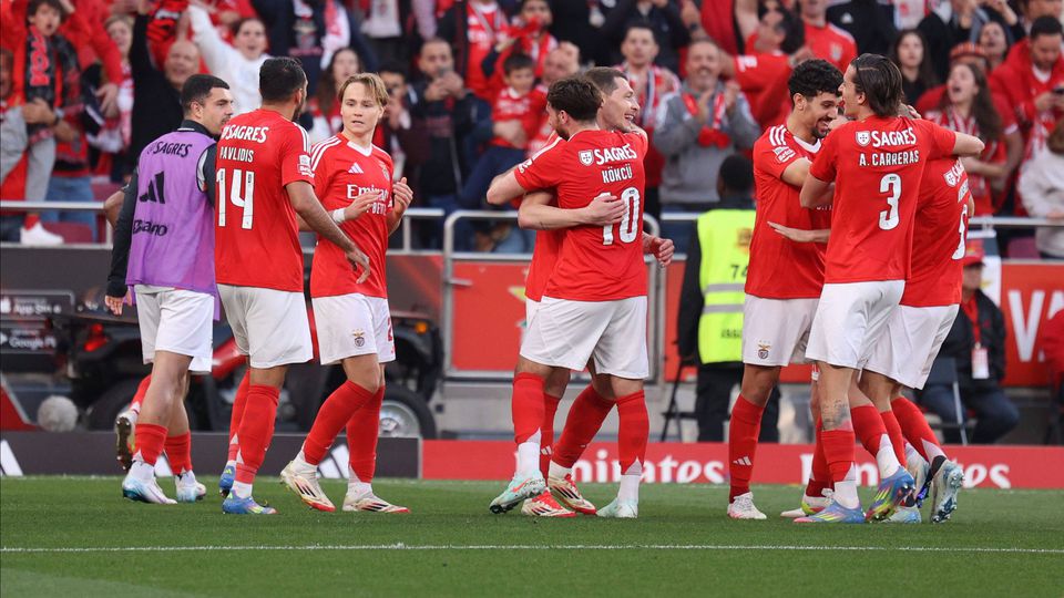 Jogadores do Benfica a celebrarem o golo anulado a Schjelderup ao Arouca