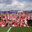 Benfica a festejar o pentacampeonato de futebol feminino