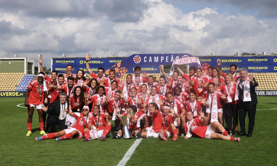 Benfica a festejar o pentacampeonato de futebol feminino