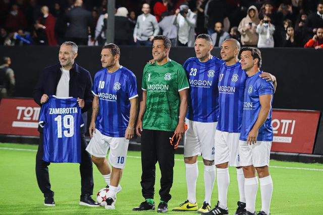 Zambrotta, à esquerda, com um pronunciado arquear das pernas