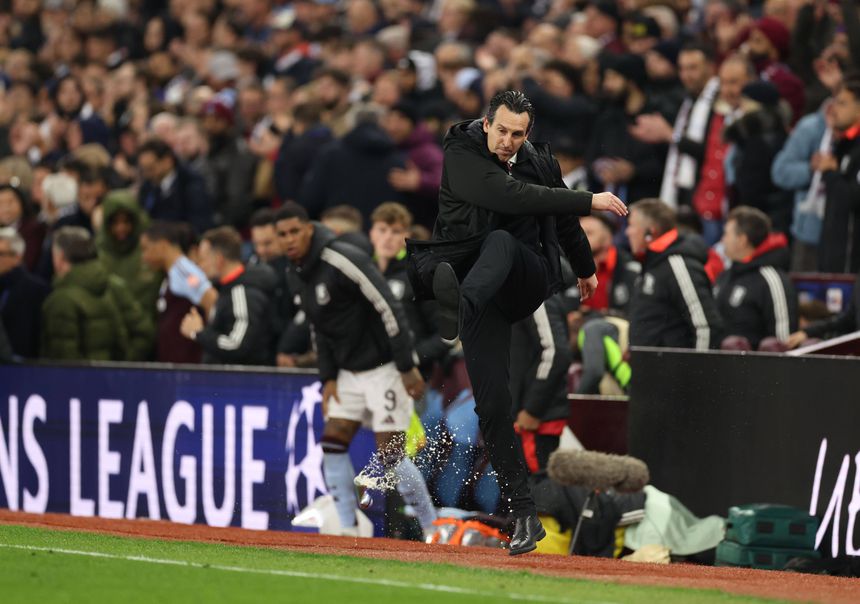 Unai Emery frustrado com o facto do quinto golo do Aston Villa na eliminatória não ter acontecido
