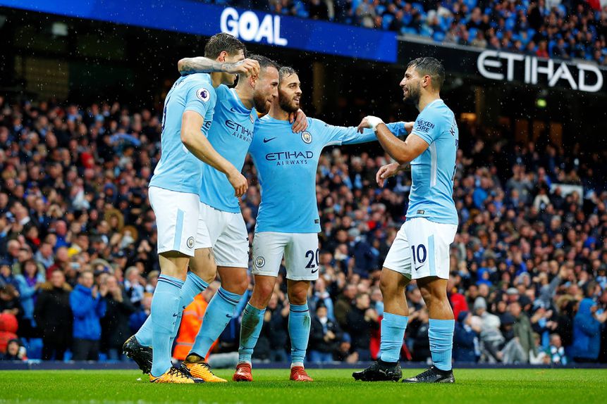 Otamendi a festejar um golo ao lado de Bernardo Silva, Aguero e Stones no Man. City