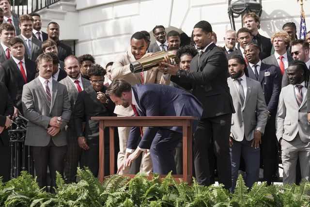JD Vance deixa cair troféu da campeã universitária de futebol americano na Casa Branca