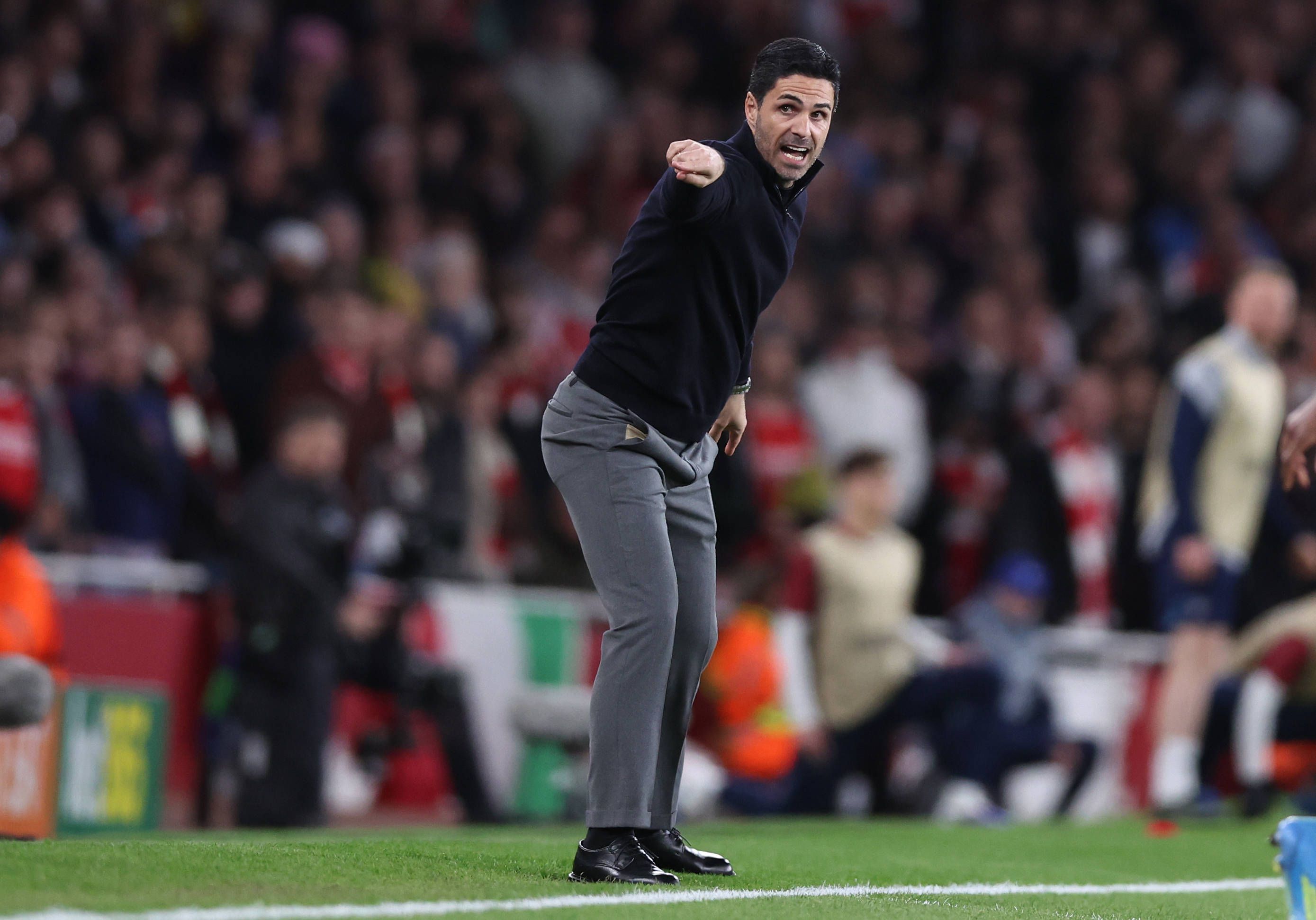Mikel Arteta, treinador do Arsenal, junto ao banco no jogo frente ao Sporting - Foto: IMAGO