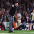 Mikel Arteta, treinador do Arsenal, junto ao banco no jogo frente ao Sporting - Foto: IMAGO