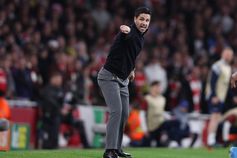 Mikel Arteta, treinador do Arsenal, junto ao banco no jogo frente ao Sporting - Foto: IMAGO