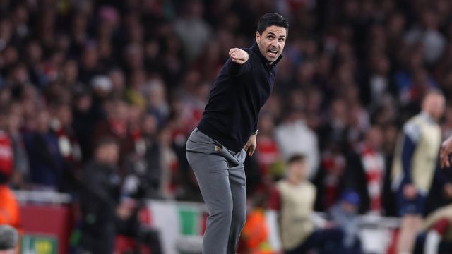 Mikel Arteta, treinador do Arsenal, junto ao banco no jogo frente ao Sporting - Foto: IMAGO
