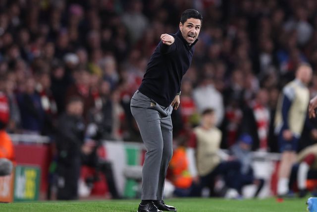 Mikel Arteta, treinador do Arsenal, junto ao banco no jogo frente ao Sporting - Foto: IMAGO