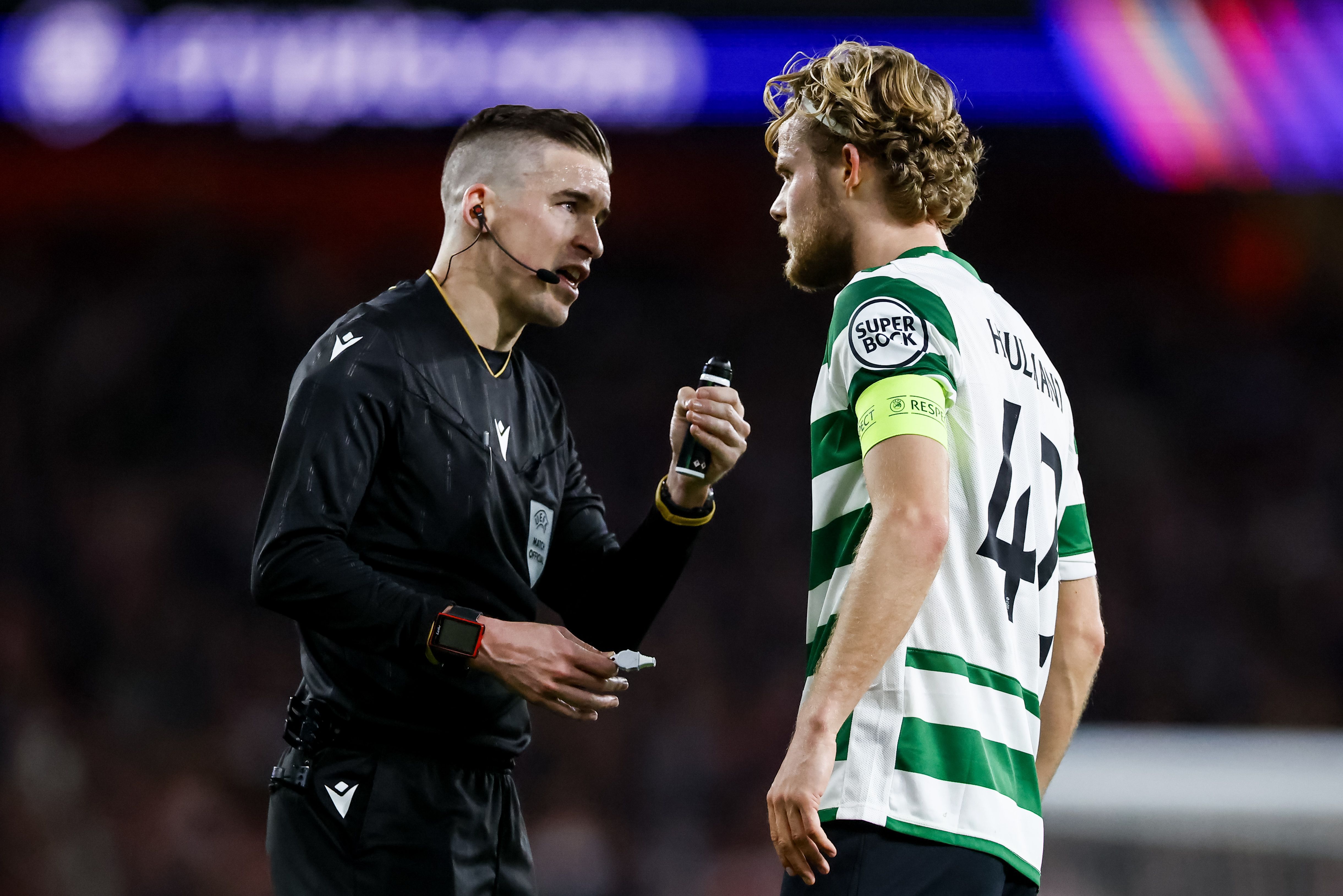 Hjulmand conversa com o árbitro François Letexier no jogo entre o Arsenal e o Sporting - Foto: EPA