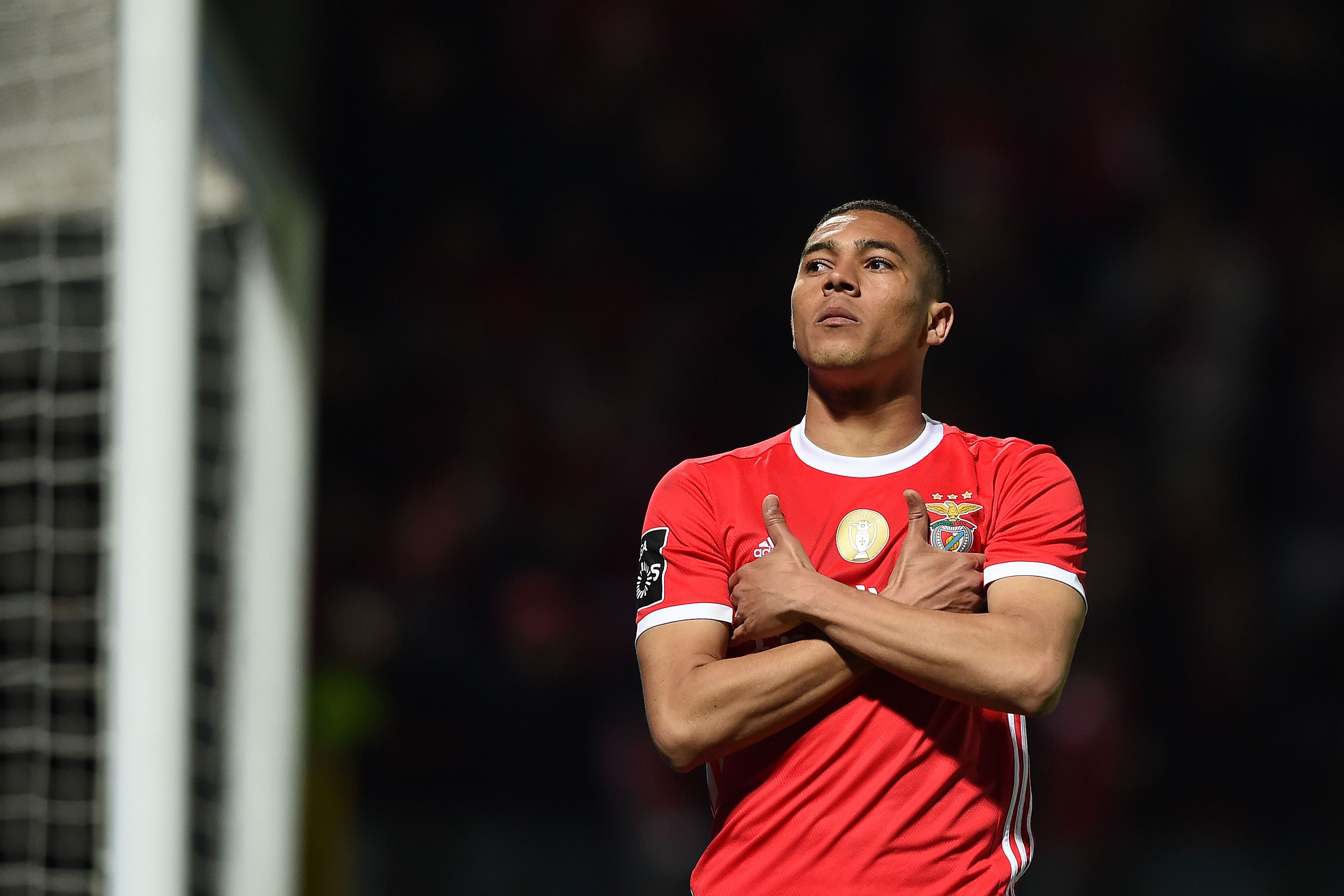 Carlos Vinícius celebra um golo no Benfica — Foto: Helena Valente