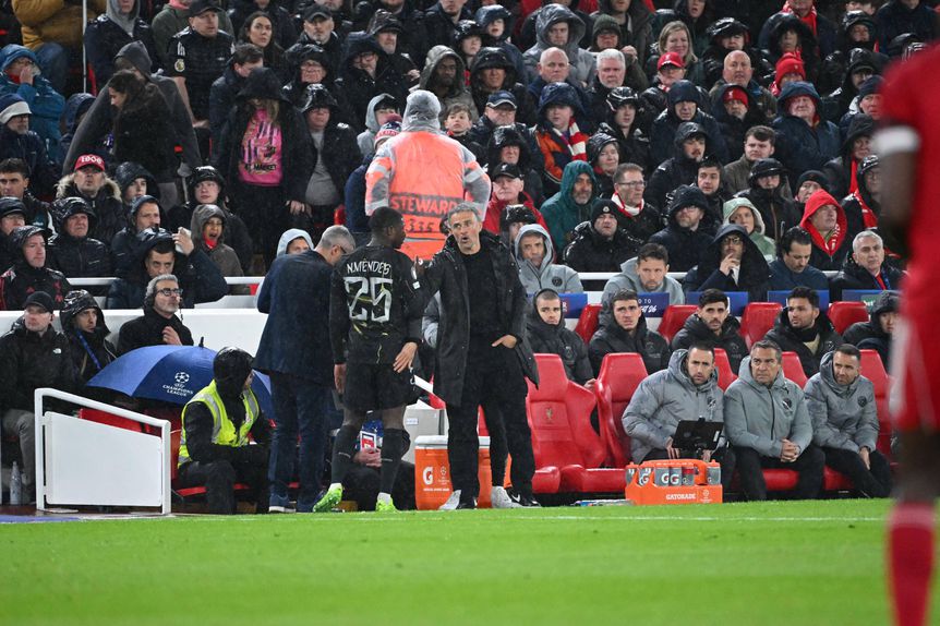 Luis Enrique a falar com Nuno Mendes durante a sua saída de campo
