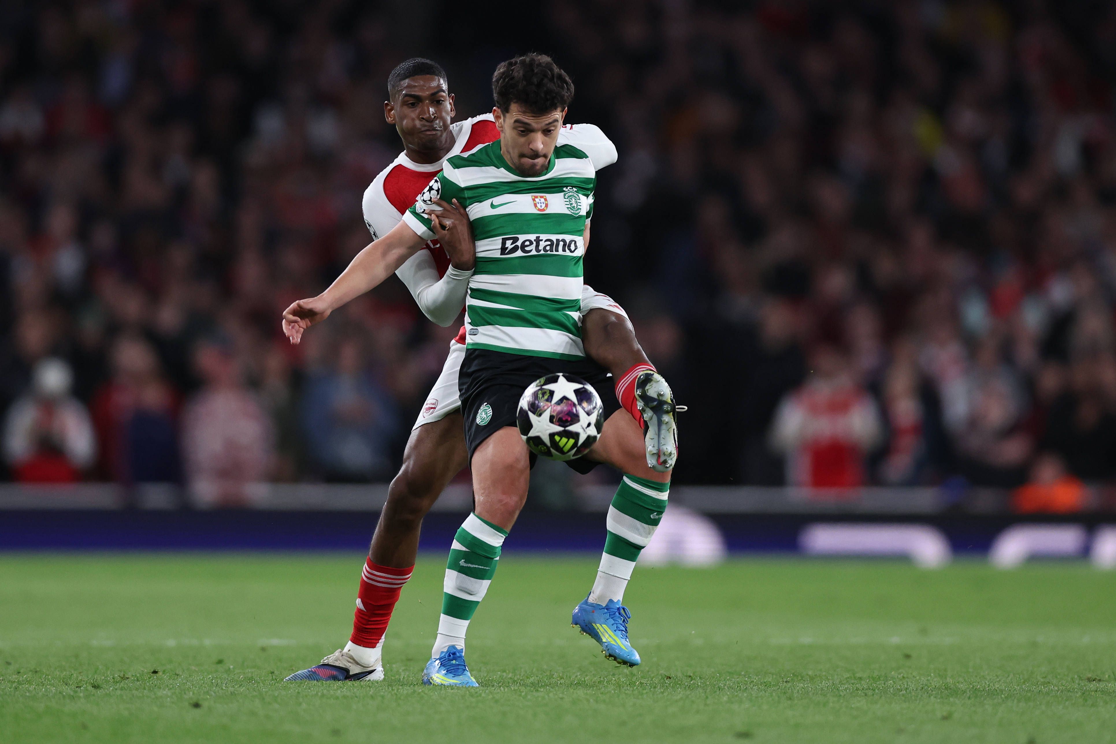 Pote protege a bola de Mosquera no jogo entre o Arsenal e o Sporting - Foto: IMAGO