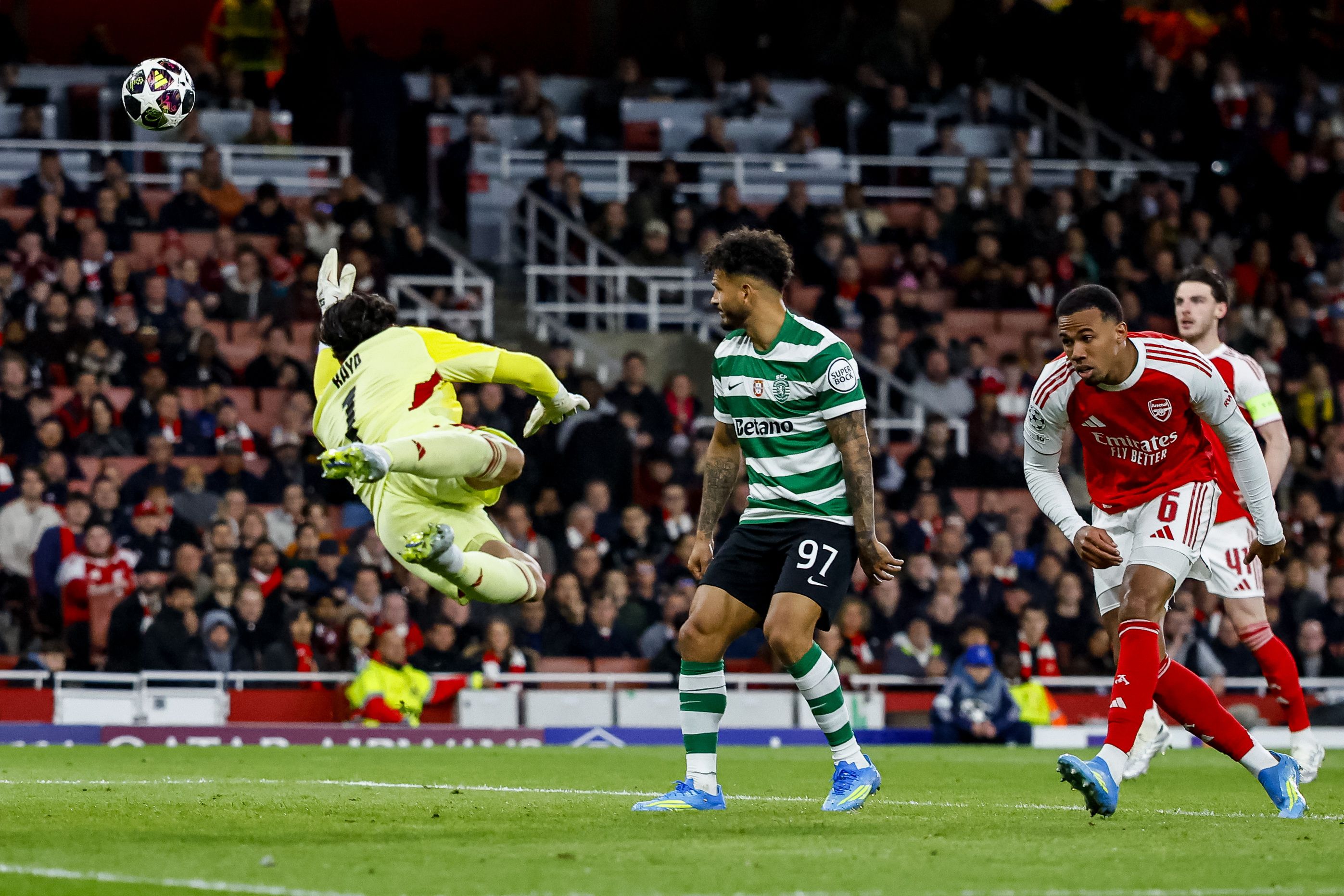 Raya voa perante Luis Suárez no jogo entre o Arsenal e o Sporting - Foto: EPA