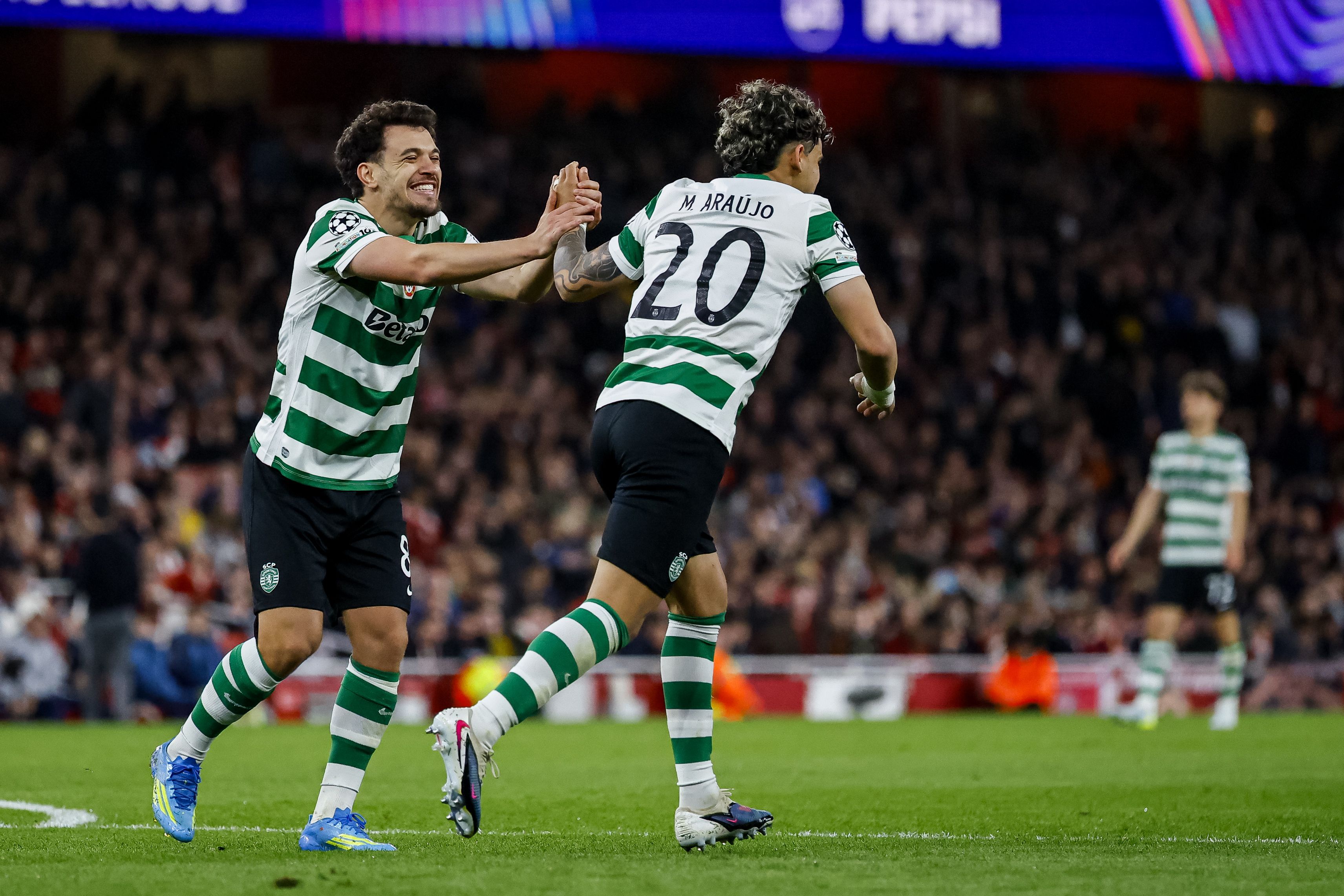 Pedro Gonçalves felicita Maxi Araújo no jogo entre o Arsenal e o Sporting - Foto: EPA