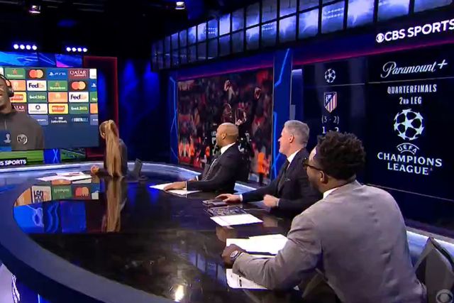 Depois de bisar em Anfield, Dembélé atrapalha-se e pede ajuda a Henry (vídeo)