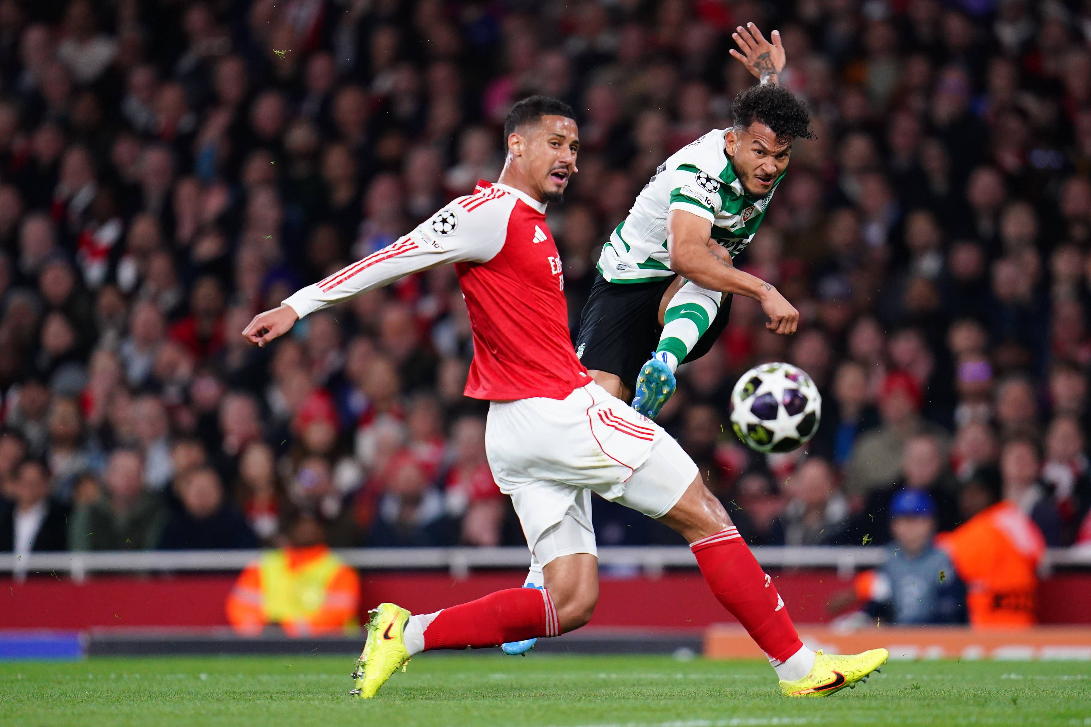 Luis Suárez remata perante a a pressão de Saliba no jogo entre o Arsenal e o Sporting - Foto: IMAGO