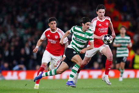Trincão foge a Declan Rice no jogo frente ao Arsenal, em Londres - Foto: IMAGO