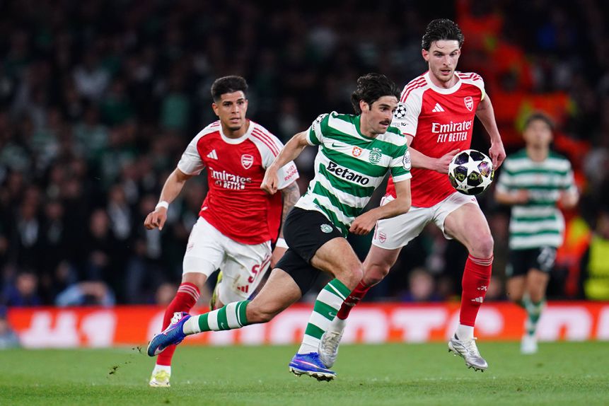 Trincão foge a Declan Rice no jogo frente ao Arsenal, em Londres - Foto: IMAGO