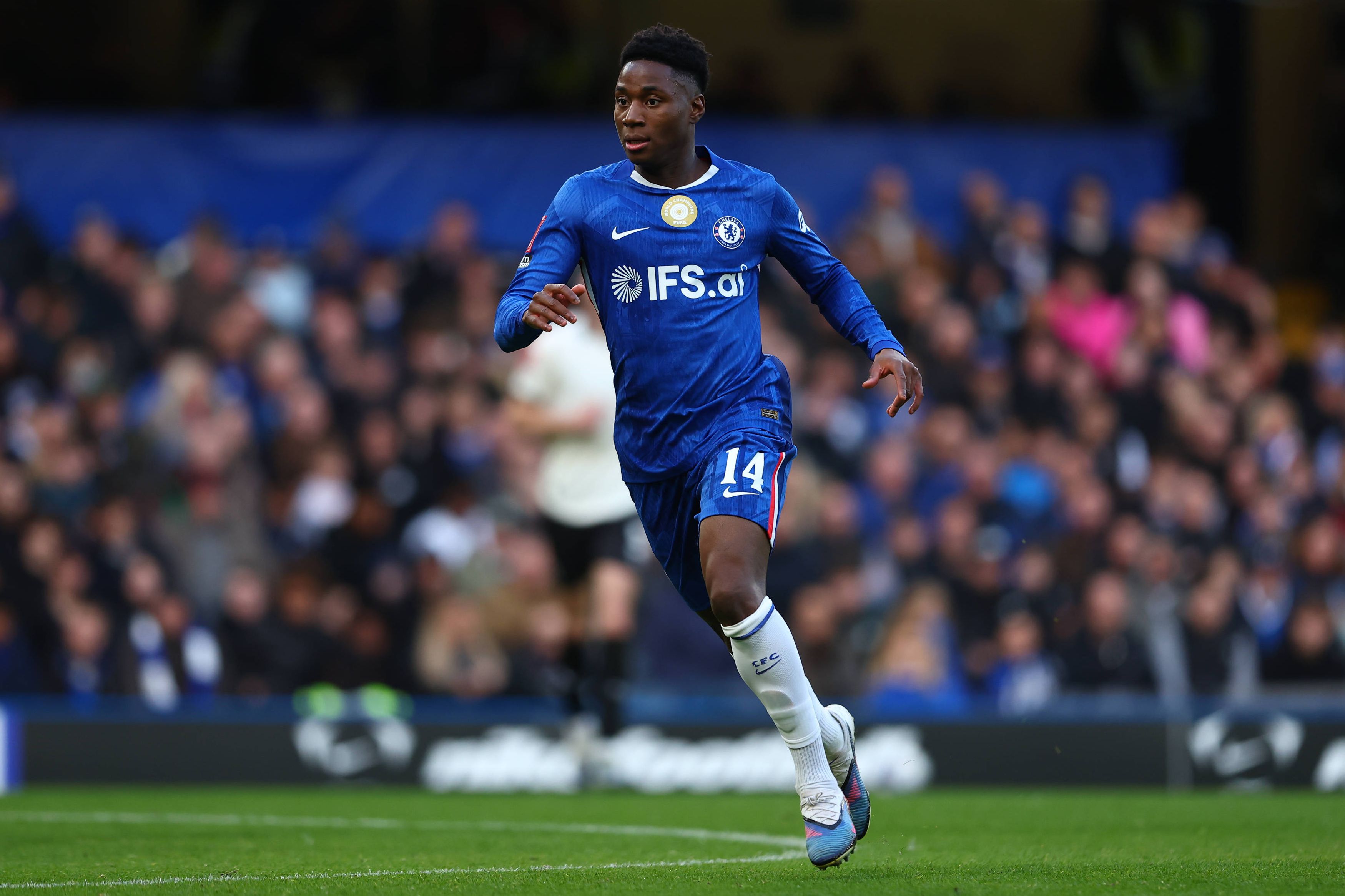 Dário Essugo com a camisola do Chelsea