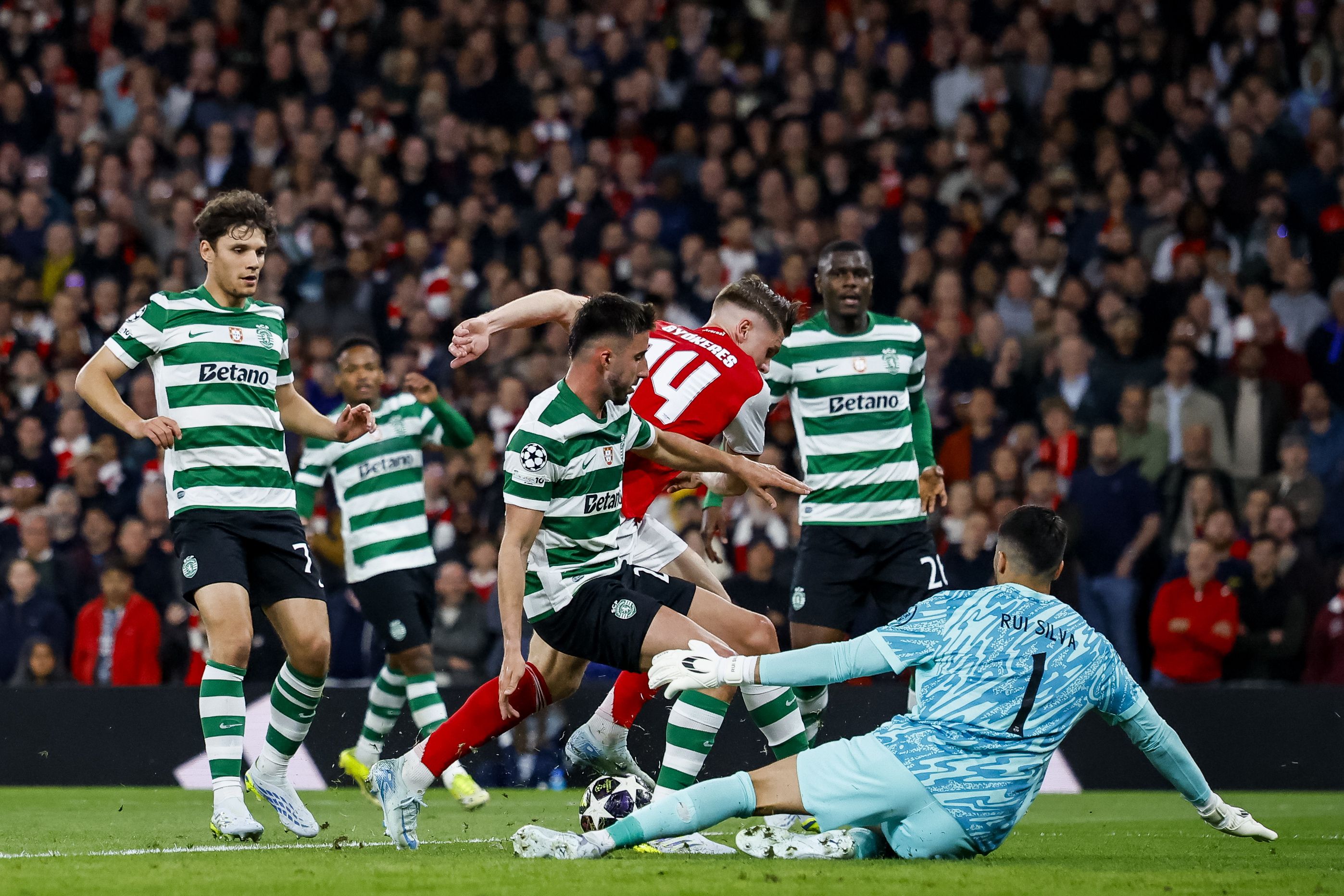 Rui Silva impede o golo de Gyokeres no jogo entre o Arsenal e o Sporting