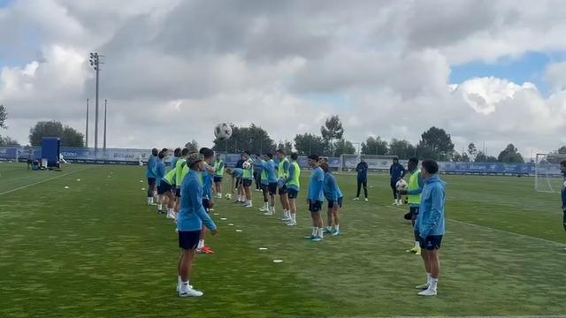 Há música e boa-disposição no treino do FC Porto