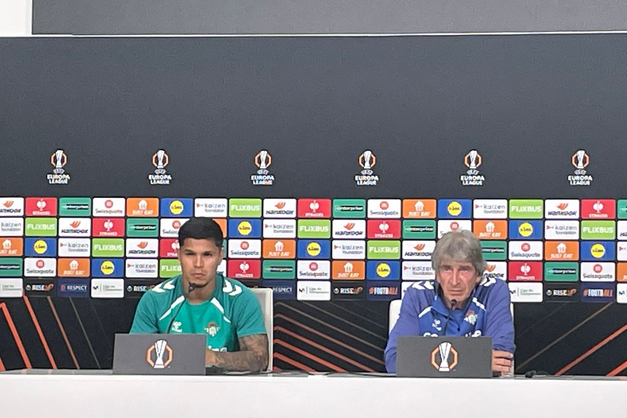 Cucho Hernández e Manuel Pellegrini fizeram a projeção do duelo entre Betis e SC Braga — Foto: A BOLA