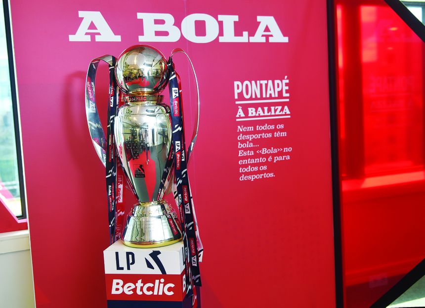 Troféu em A BOLA no primeiro ano da nova Direção da Liga. Foto Miguel Nunes