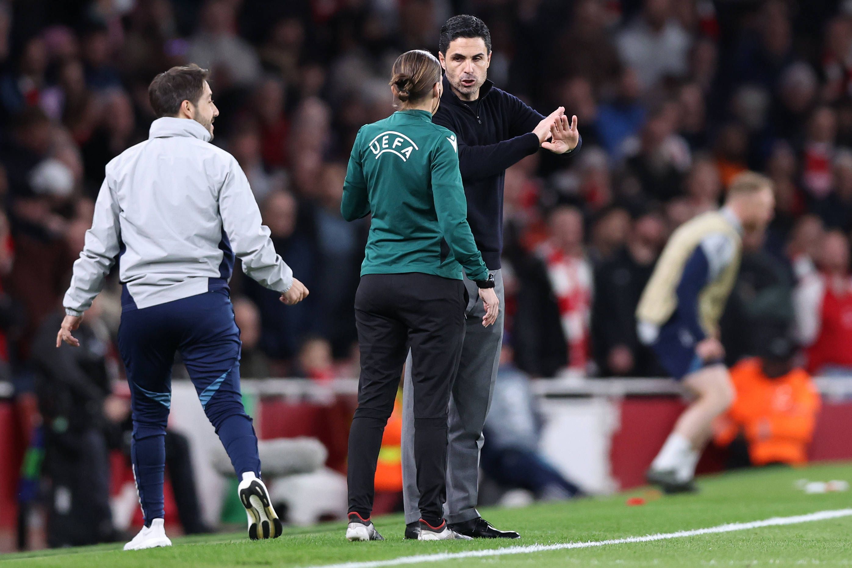 Mikel Arteta conversa com a equipa de arbitragem no jogo entre o Arsenal e o Sporting - Foto: IMAGO