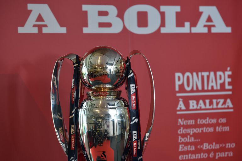 Troféu da Liga Betclic Portugal na redação de A BOLA - Foto: Miguel Nunes
