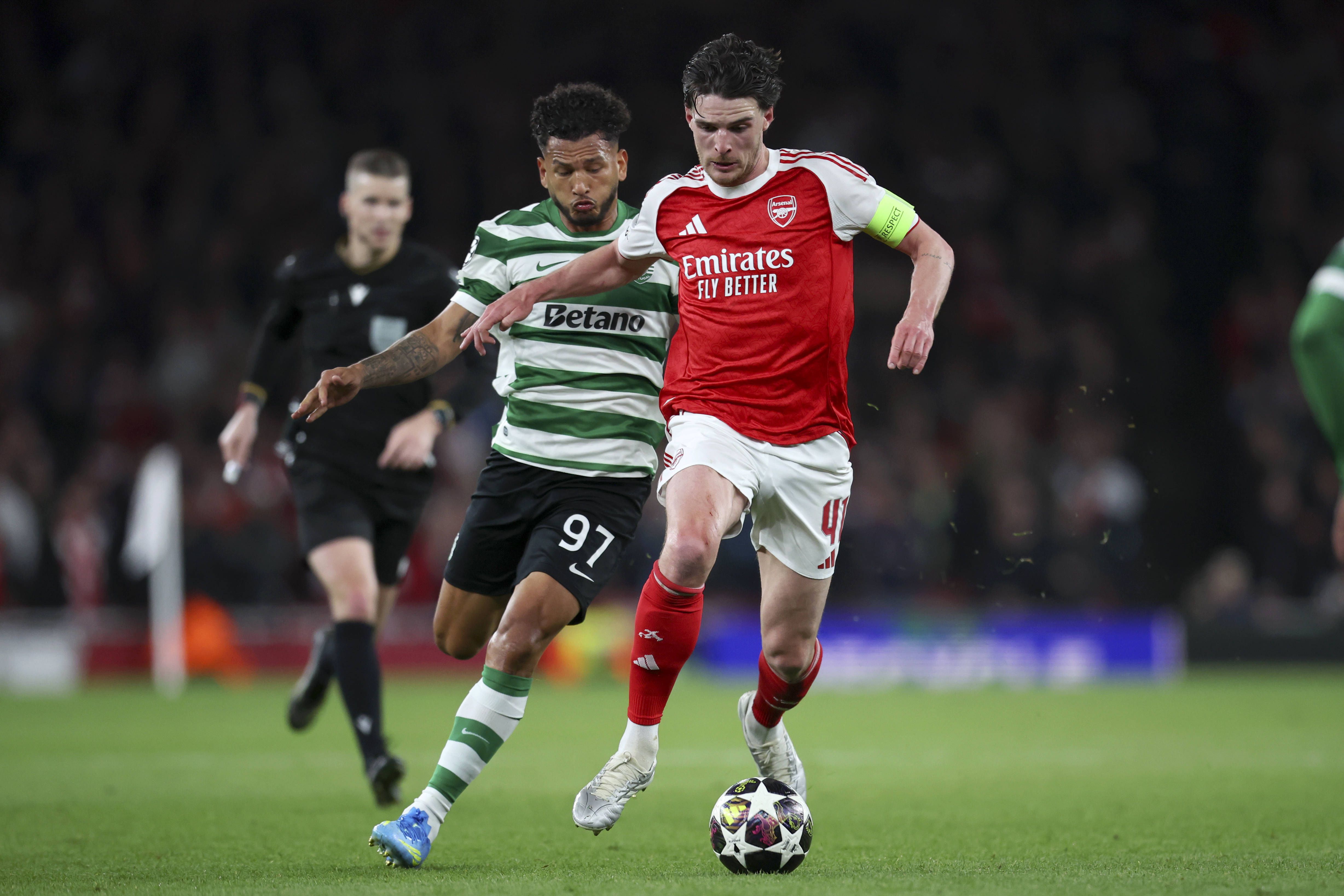 Rice ganha em velocidade a Suárez no jogo entre o Arsenal e o Sporting - Foto: IMAGO