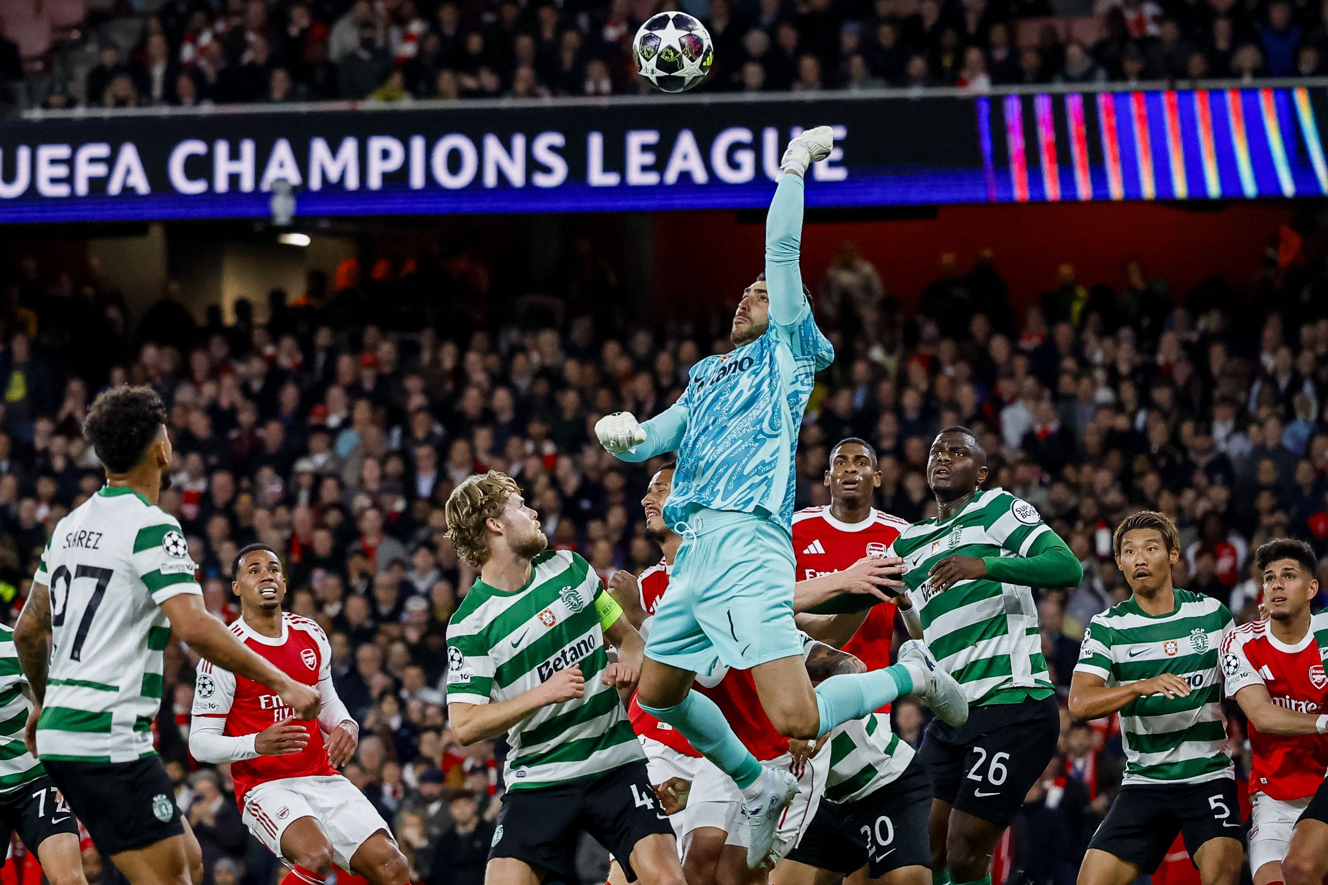 Rui Silva ganha nas alturas no jogo entre o Arsenal e o Sporting - Foto: EPA