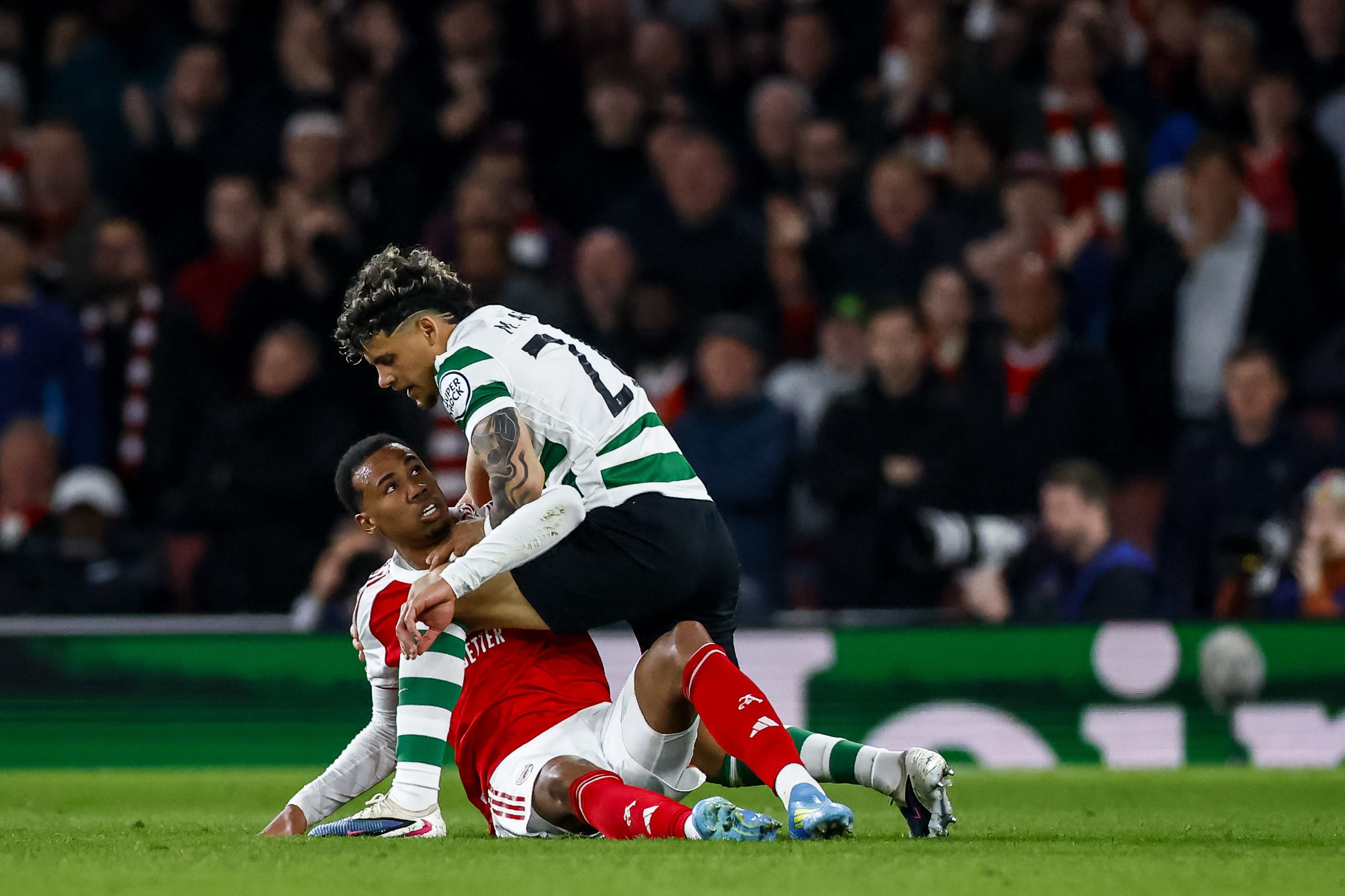 Maxi Araújo num choque com Gabriel Magalhães no jogo entre o Arsenal e o Sporting - Foto: EPA