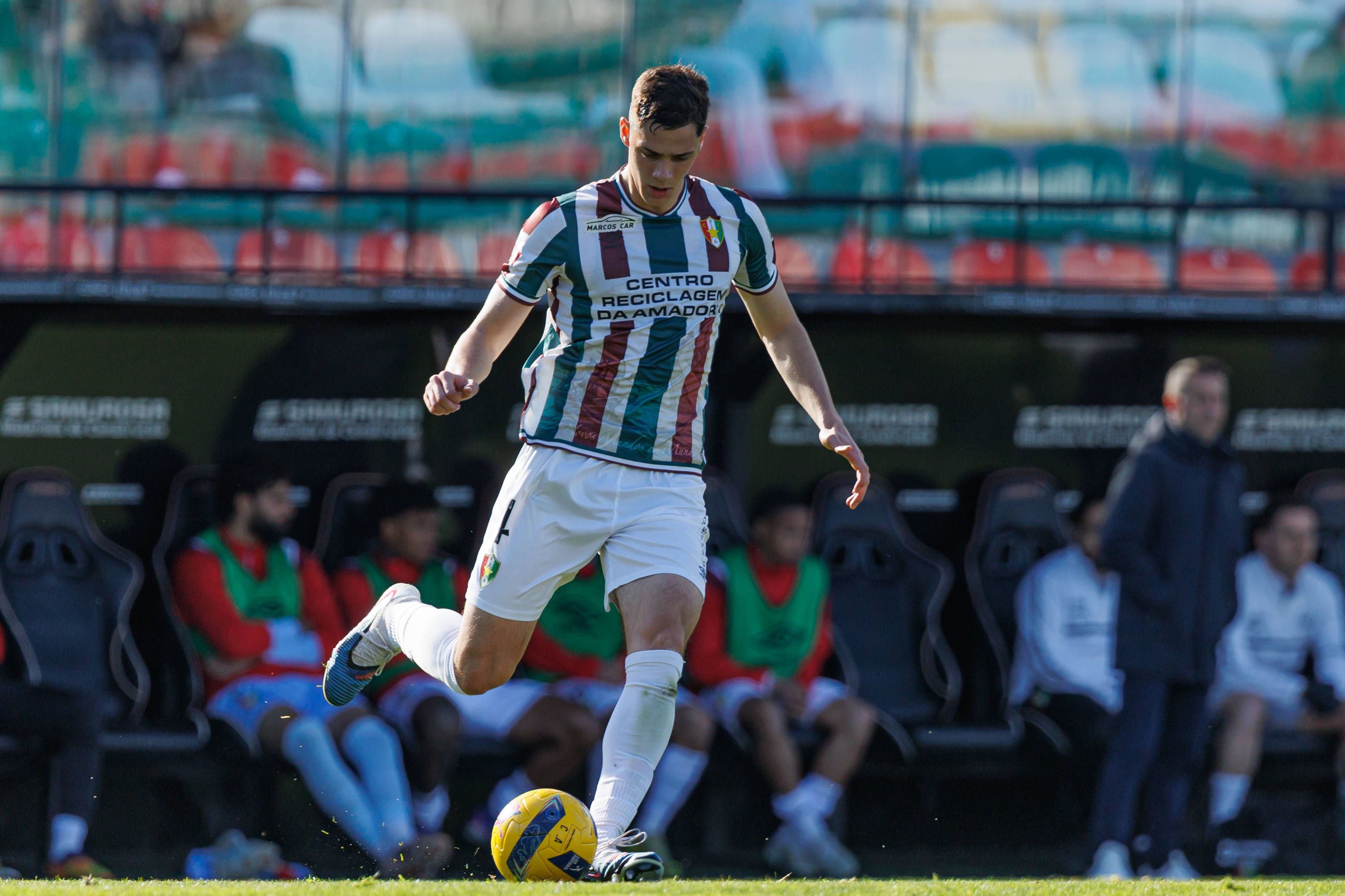 Stefan Lekovic (E. Amadora), central destacado pela saída de bola (IMAGO)