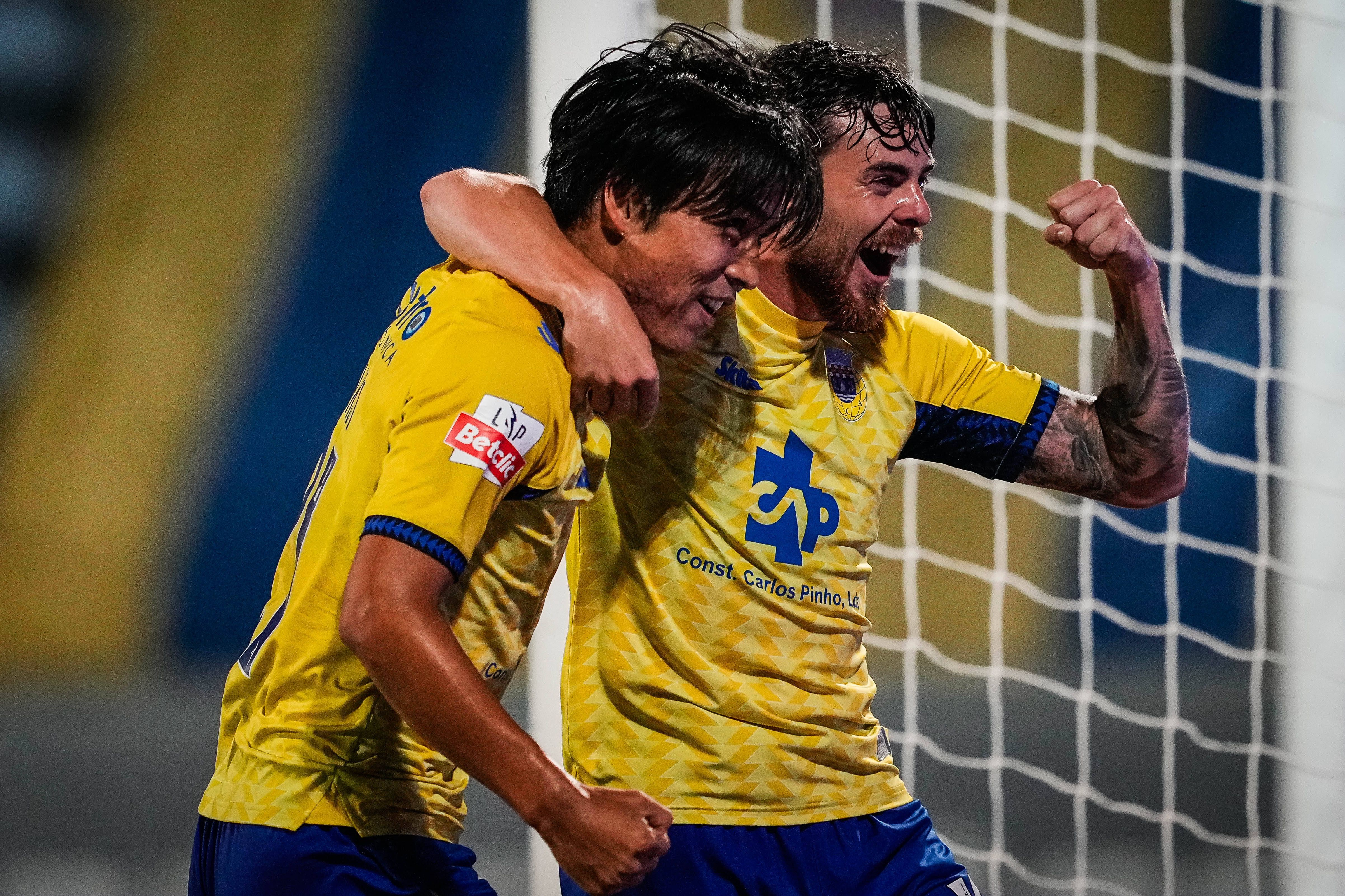 Fukui e Trezza festejam golo do Arouca