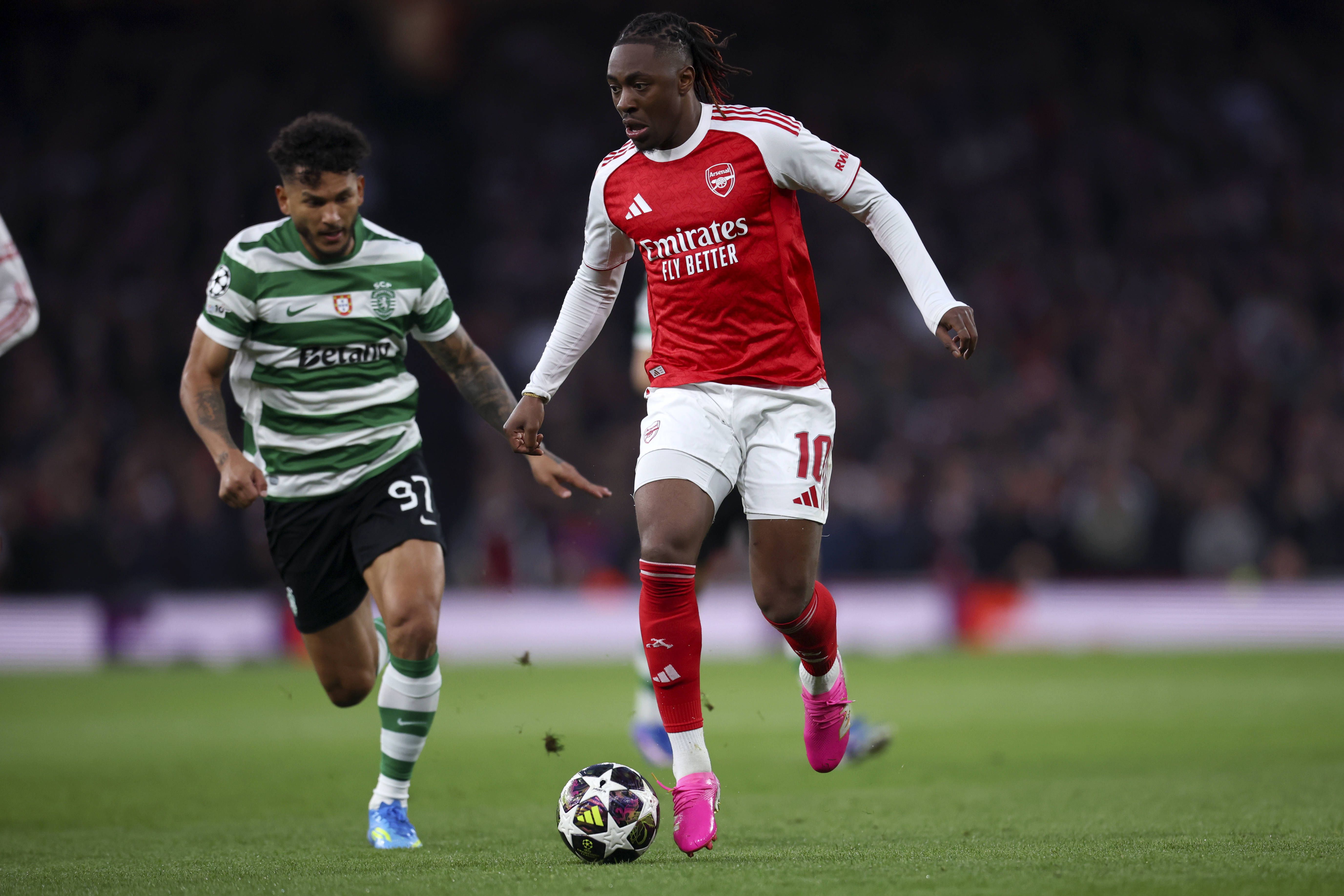 Eze foge a Luis Suárez no jogo entre o Arsenal e o Sporting