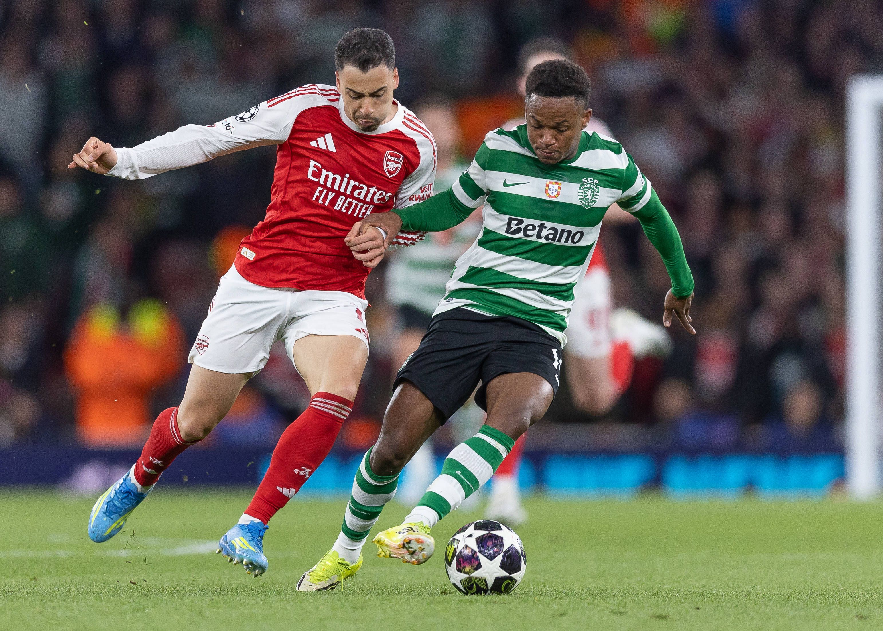 Geny Catamo num duelo com Martinelli no jogo entre o Arsenal e o Sporting - Foto: IMAGO