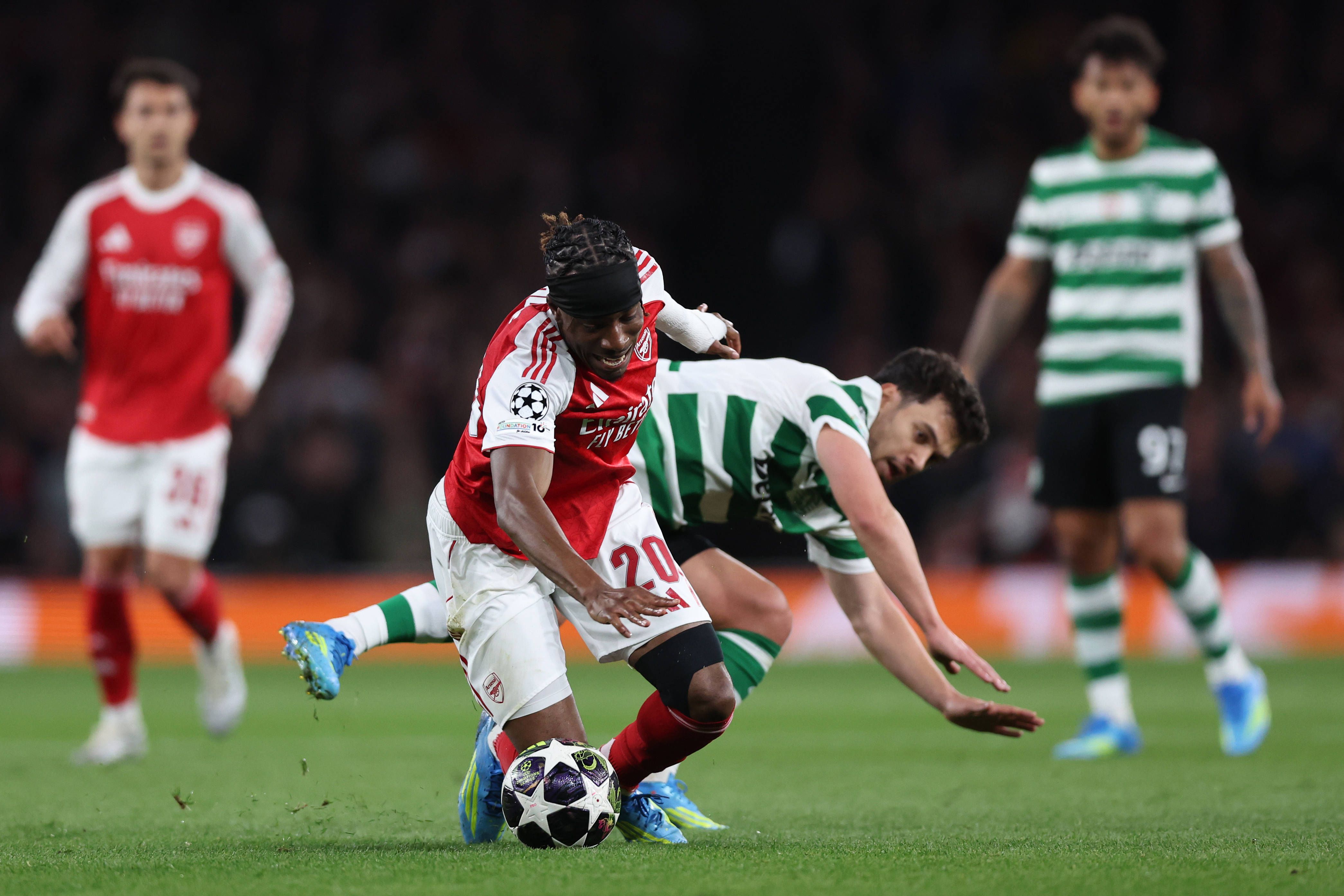 Madueke num duelo com Pote no jogo entre o Arsenal e o Sporting - Foto: IMAGO