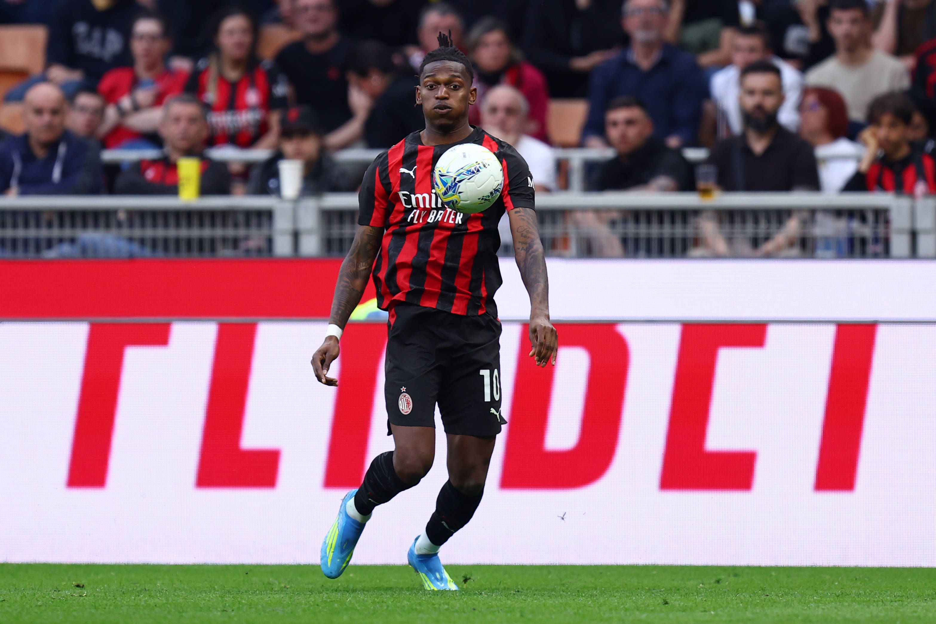 Rafael Leão em ação pelo Milan