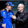Max Verstappen, piloto da Red Bull, ao lado de Stefano Domenicali, CEO da Fórmula 1