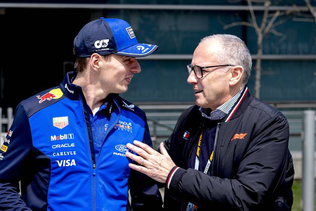 Max Verstappen, piloto da Red Bull, ao lado de Stefano Domenicali, CEO da Fórmula 1