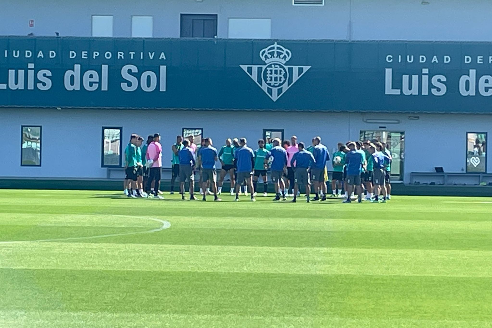 Emblema andaluz nos últimos preparativos antes do embate decisivo com os bracarenses — Foto: A BOLA