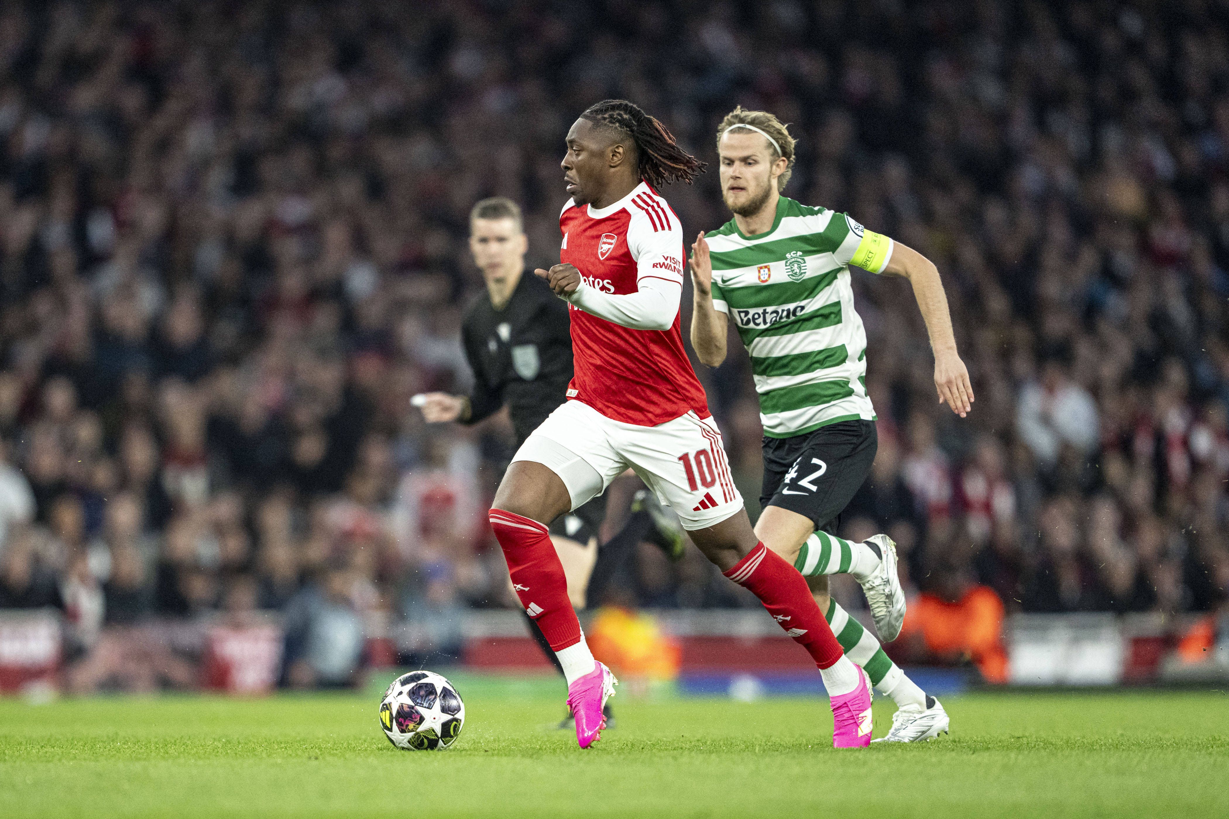 Eze foge a Hjulamand no jogo entre o Arsenal e o Sporting