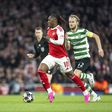 Eze foge a Hjulmand no jogo entre o Arsenal e o Sporting