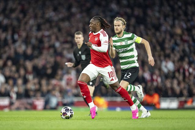 Eze foge a Hjulmand no jogo entre o Arsenal e o Sporting