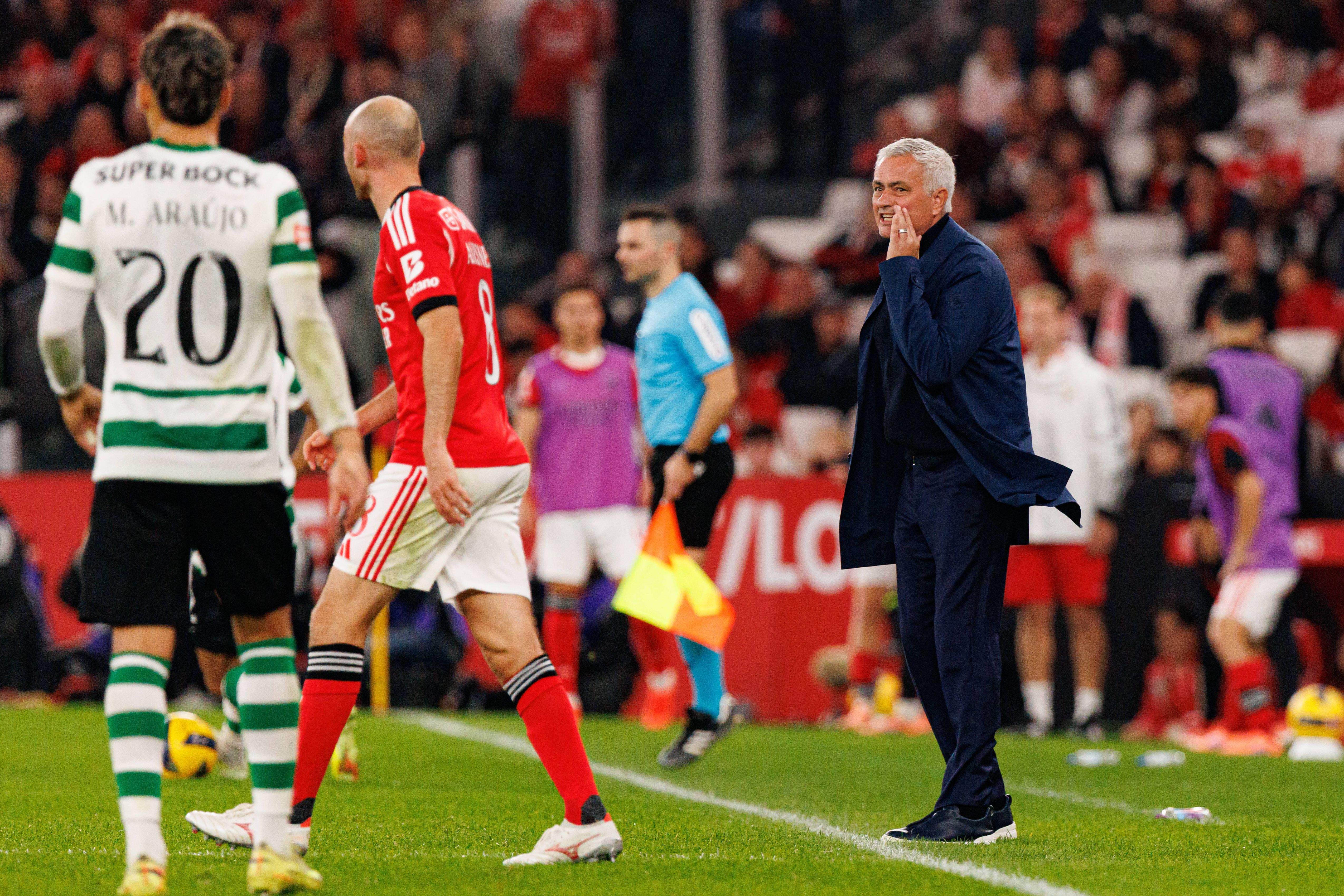 José Mourinho dá indicações no dérbi da primeira volta com o Sporting, na Luz, que acabou empatado (1-1) — Foto: IMAGO