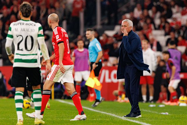 José Mourinho dá indicações no dérbi da primeira volta com o Sporting, na Luz, que acabou empatado (1-1) — Foto: IMAGO