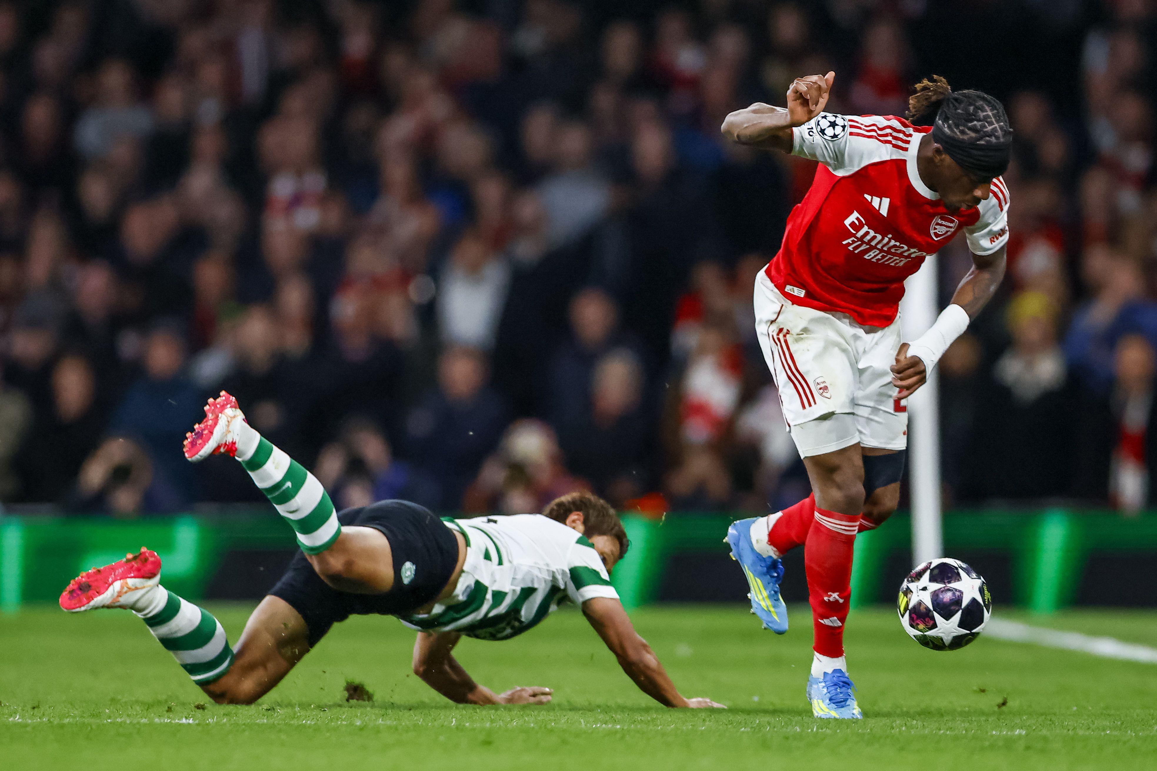 Madueke deixa Morita no chão no jogo entre o Arsenal e o Sporting - Foto: EPA