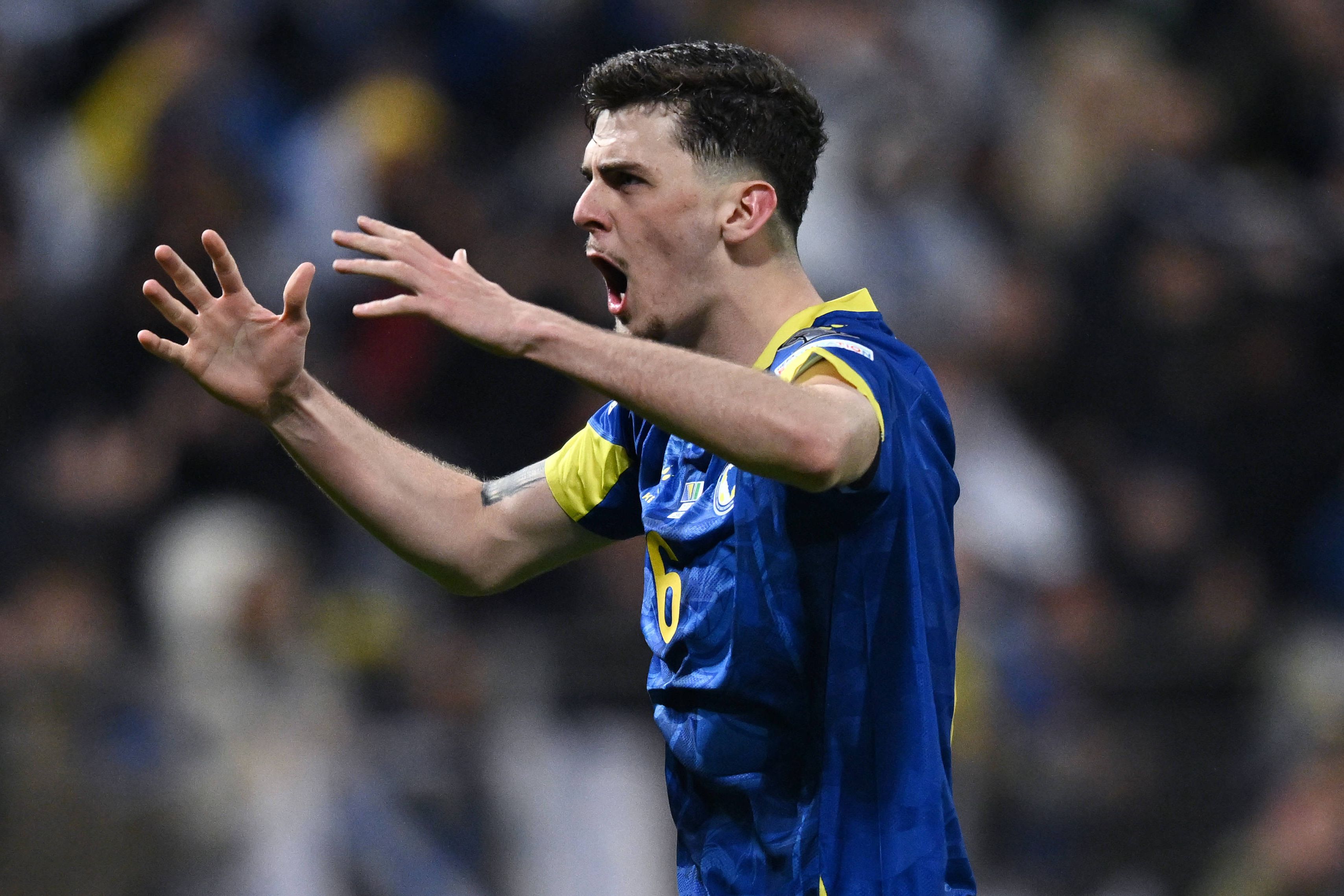 Benjamin Tahirovic a festejar o apuramento da Bósnia para o Mundial 2026