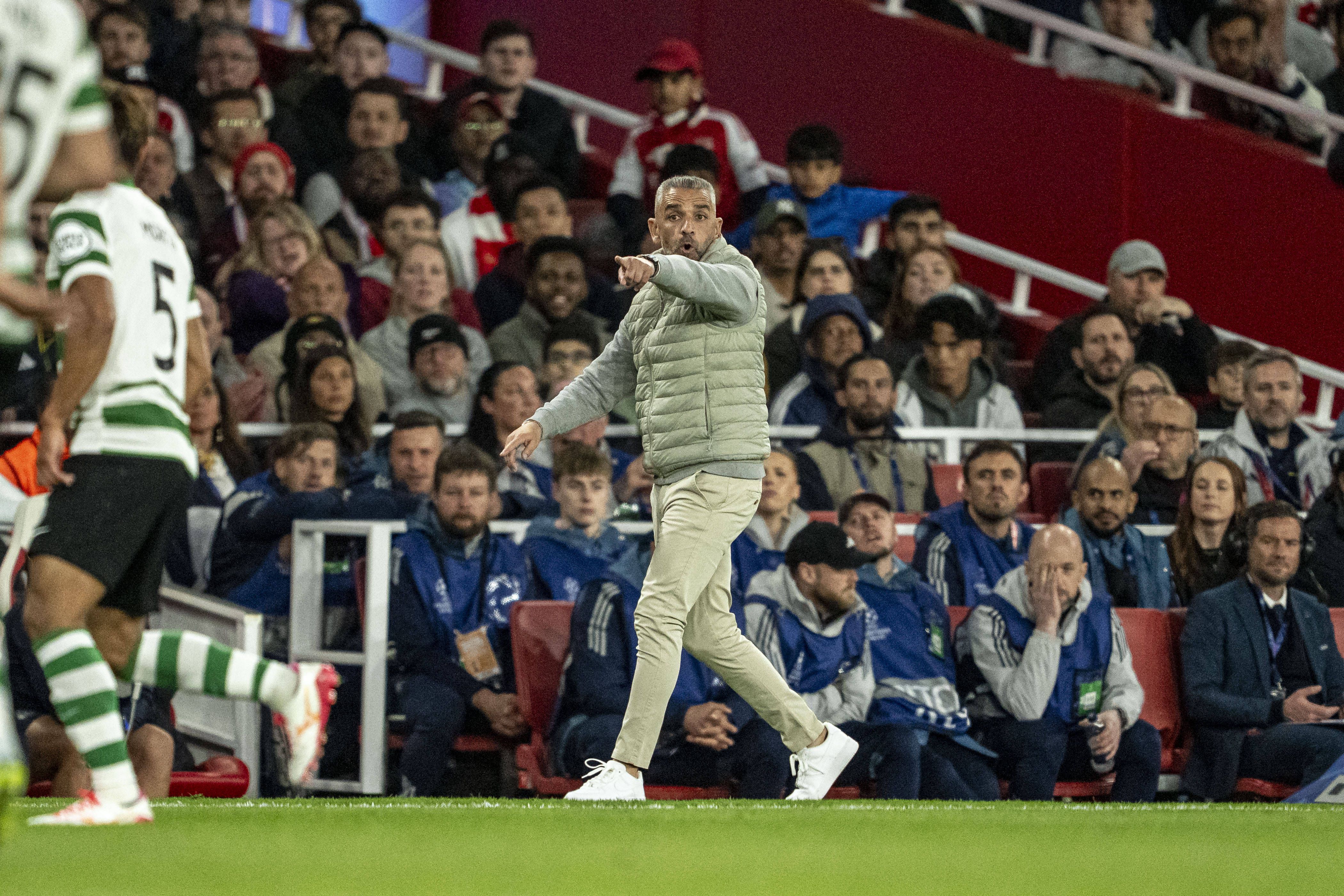 Rui Borges dá indicações à equipa no jogo entre o Arsenal e o Sporting - Foto: IMAGO