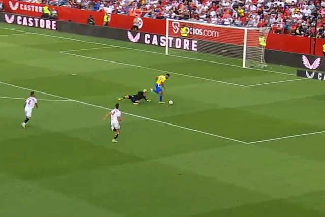 VÍDEO: com a baliza escancarada, avançado do 'aflito' Cádiz... atirou ao lado